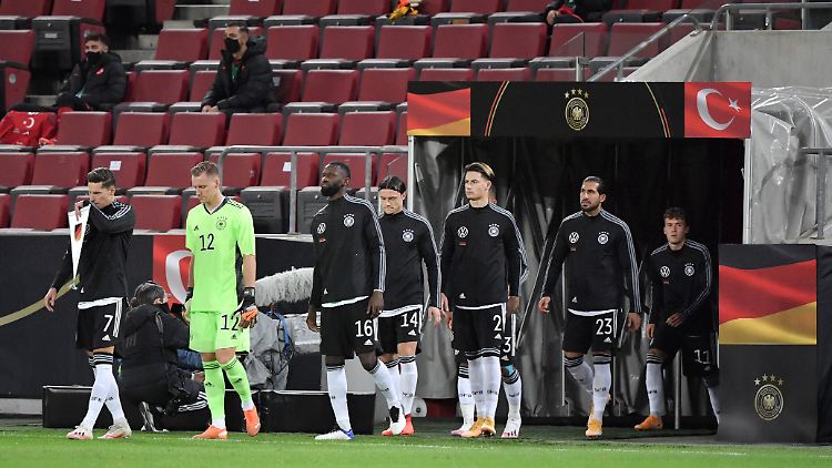 Mit der DFB-Elf im Spiel gegen die Türkei war Berti Vogts überhaupt nicht einverstanden.