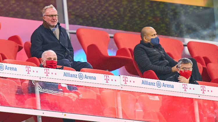 Karl-Heinz Rummenigge (ohne Maske) fordert eine bundesweit einheitliche Lösung bezüglich der Zulassung von Fans in die Stadien.