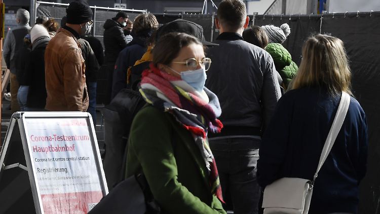 Am Wochenende versuchten viele, sich möglichst schnell testen zu lassen - wie hier in Köln.