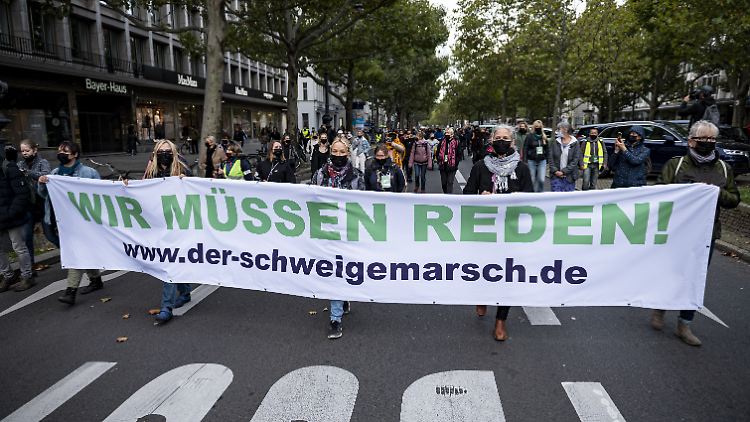 Teilnehmer waren im Online-Aufruf dazu angehalten worden, auf Schilder und Kleidung mit Parolen und Symbolen zu verzichten.