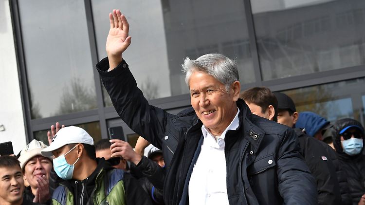 Zu Wochenbeginn von seinen Anhängern aus dem Gefängnis befreit, vom Widersacher und Amtsnachfolger inzwischen wieder inhaftiert: Ex-Präsident Atambajew.