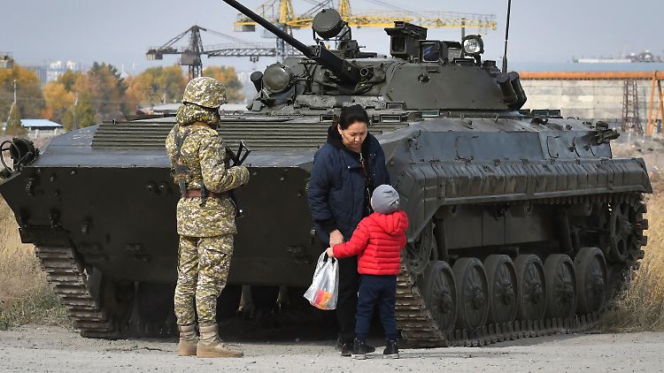 In der Hauptstadt Bischkek herrscht inzwischen der Ausnahmezustand. Das Militär patrouilliert.