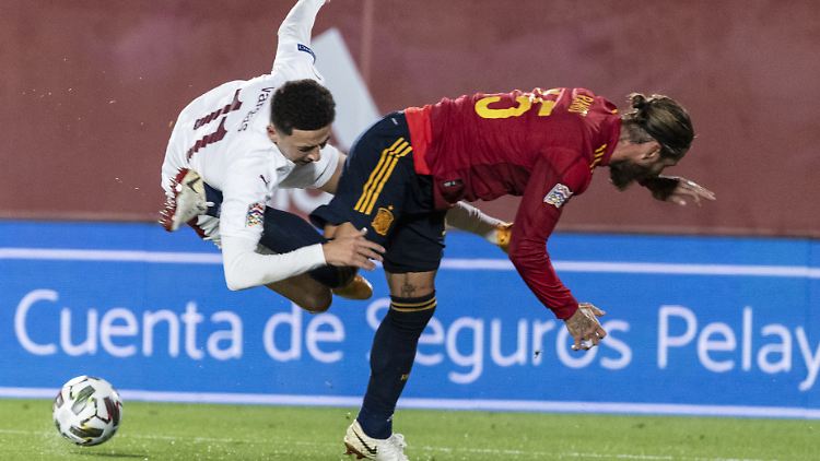 Sergio Ramos (r, Spanien)und Ruben Vargas (Schweiz) zeigen sich kämpferisch um den Ball - dabei dominieren die Spanier den Zweikampf klar.