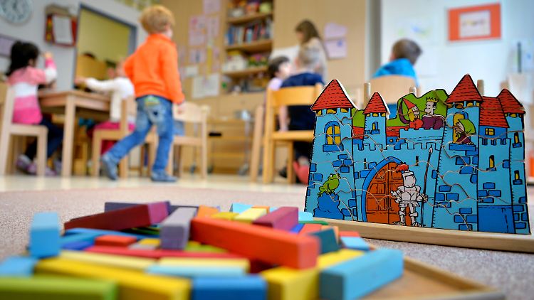 Laut Familienministerium wünschen sich immer mehr Eltern früher einen Kita-Platz.