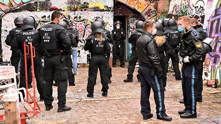 In München löste die Polizei eine illegale Raver-Party auf.