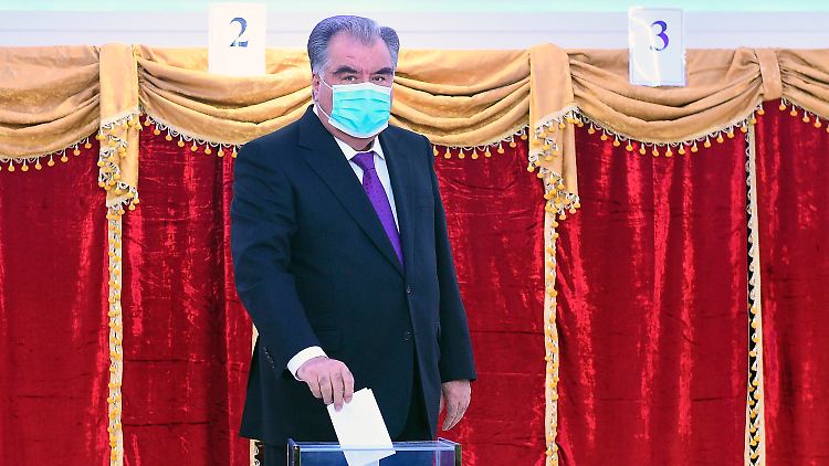 Emomali Rachmon bei der Stimmabgabe - an seinem Sieg herrschen keine Zweifel.