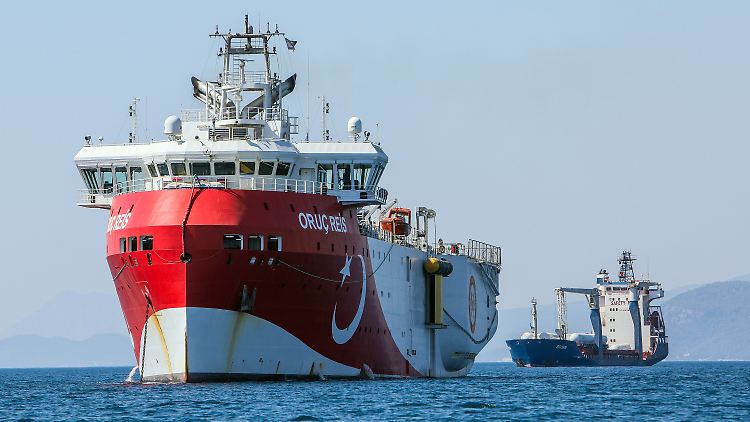 Das türkische Schiff "Oruc Reis" forscht im östlichen Mittelmeer länger als geplant nach Gasvorkommen.