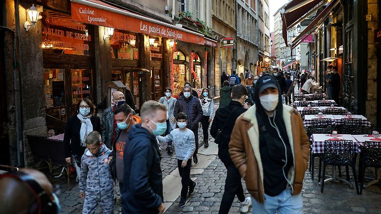 Diese Menschen in Lyon tragen auch Maske auf offener Straße - viele Städte haben eine Pflicht zum Tragen einer Mund-Nasen-Bedeckung erlassen.