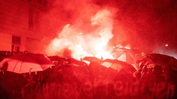 Aus diesem Demonstrationszug heraus flogen am Freitagabend Steine und Flaschen auf Polizisten und Schaufenster.