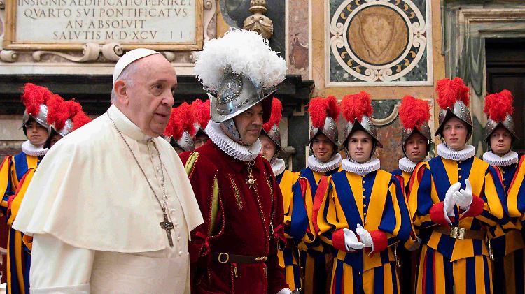 Bei der Rekrutenvereidigung seiner Schweizergardisten am 4. Oktober tragen weder der Papst noch die Wachleute eine Maske.