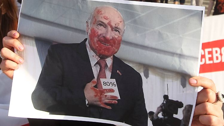Ein Plakat, das Bände spricht: 80 Prozent der Stimmen bei den Wahlen? Niemals. Blut an den Händen? Definitiv.
