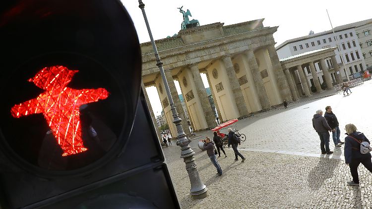Berliner Urlauber haben die Wahl: Auf eigene Kosten einen Corona-Test machen oder zu Hause bleiben. 