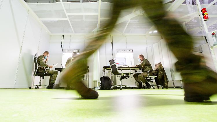Im Corona-Behandlungszentrum auf dem Berliner Messegelände telefonieren Bundeswehrsoldaten die Kontakte von Infizierten ab.