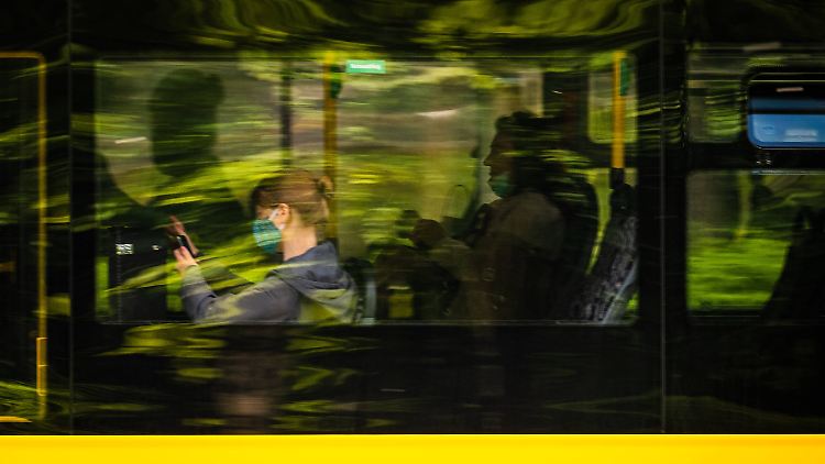 Im öffentlichen Nahverkehr gilt Maskenpflicht.