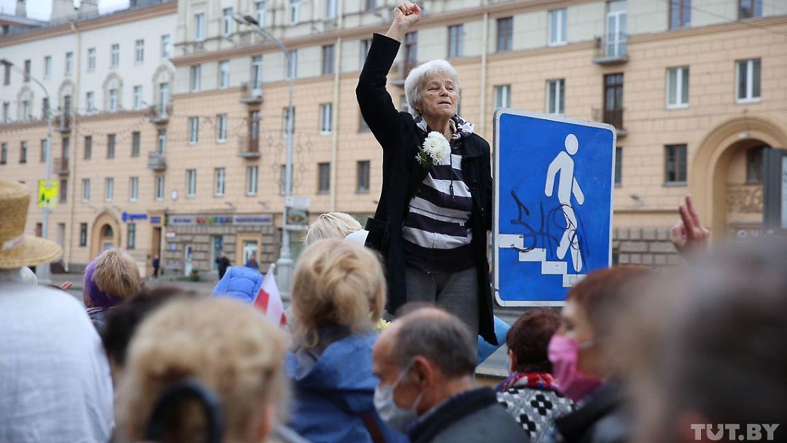 Belarussische Rentnerinnen lassen sich nicht von feigen Uniformierten einschüchtern.