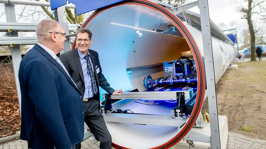 Seit-rund-zehn-Jahren-wird-an-der-Hochschule-Emden-Leer-an-der-Hyperloop-Technologie-geforscht-vorangetrieben-vor-allem-von-den-beiden-Professoren-Walter-Neu-l-und-Thomas-Schuening