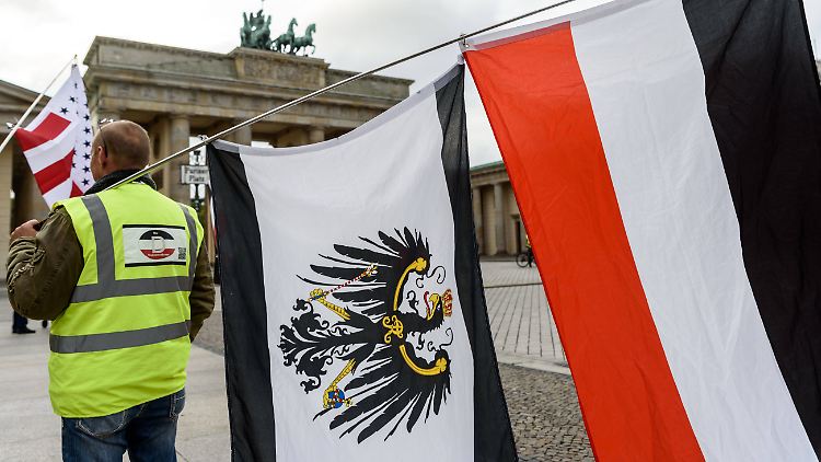 Reichsbürger zeigen jetzt häufiger Präsenz, vor allem in der Hauptstadt der Bundesrepublik, deren rechtmäßige Existenz sie abstreiten.
