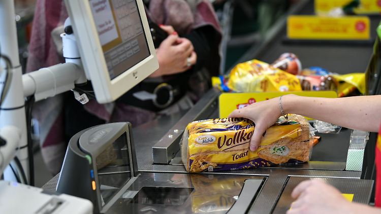 Während etwa Rohstoffe in der Krise deutlich günstiger geworden sind, haben sich die Preise für Lebensmittel leicht erhöht. 