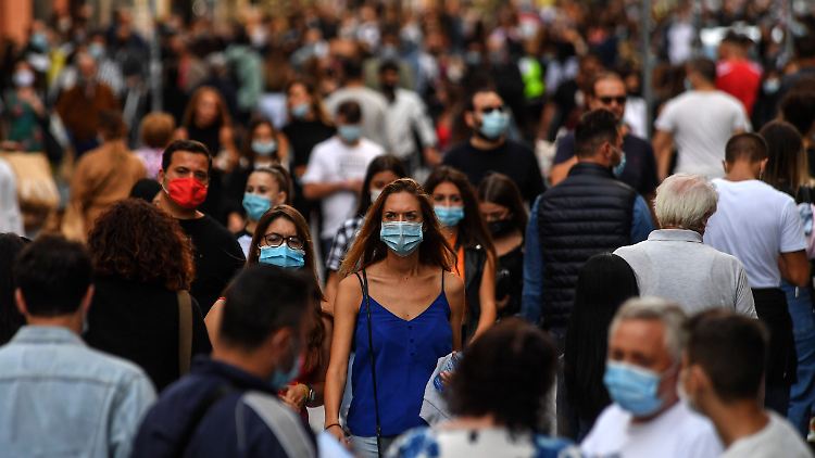 Masken und Abstandsregeln werden uns laut RKI noch lange begleiten.