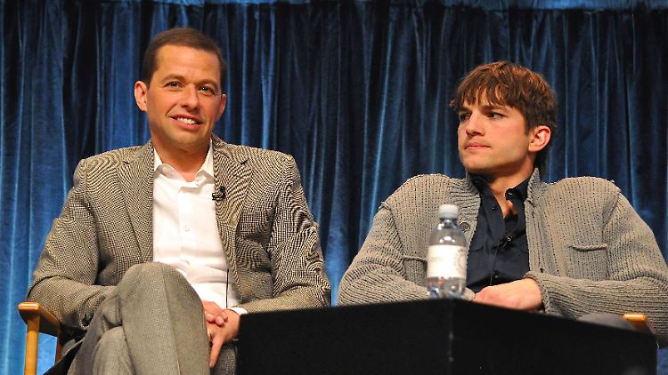 John Cryer (l.) mit Serienkollege Ashton Kutcher.