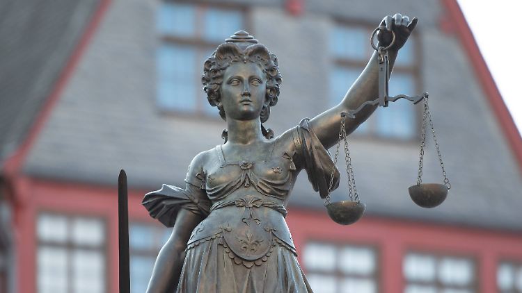 Transparency International wünscht sich bei der Strafverfolgung von Korruptionsfällen eine engagiertere Justitia.