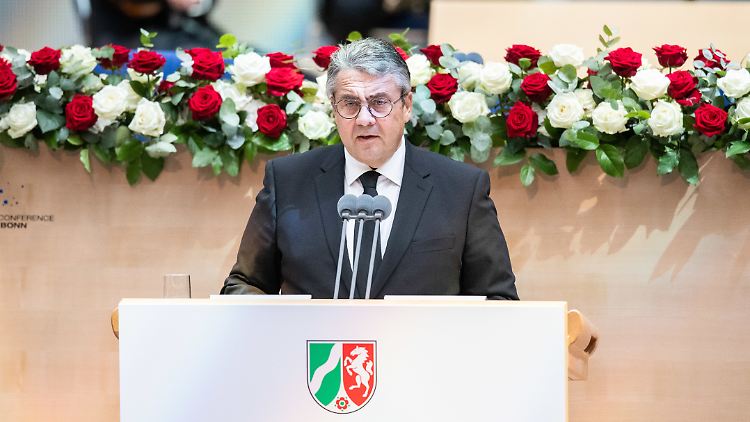 Die Unfähigkeit der SPD zu trauern: Ex-SPD-Chef Gabriel würdigt seinen Genossen Clement.