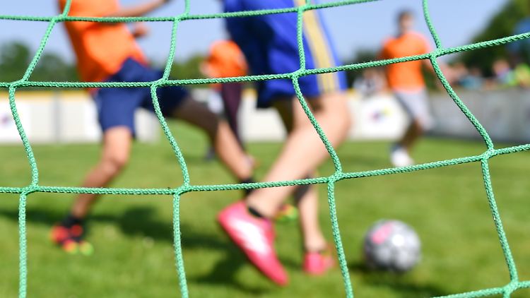 Berichte über sexuellen Missbrauch kamen unter anderem aus dem Fußball.