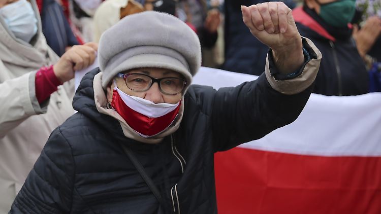 Früher seine loyalsten Anhänger, heute erbitterte Gegner Lukaschenkos: Rentnerprotest in Minsk.