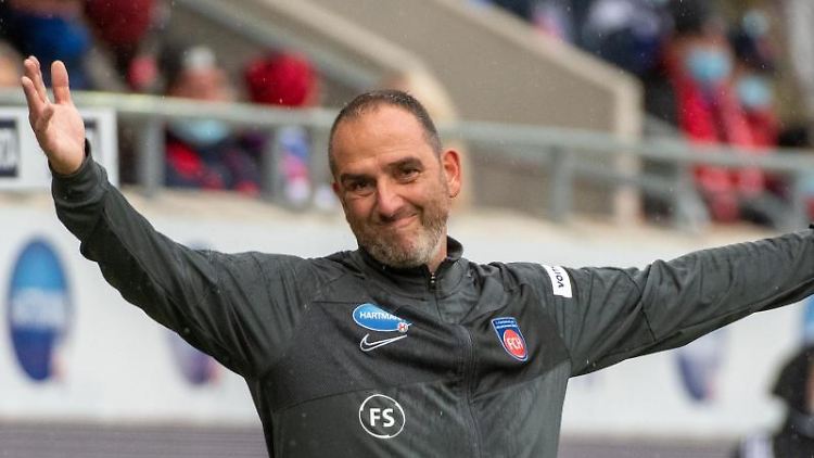 Trainer Frank Schmidt weiß noch nicht, ob er am Sonntag zur Arbeit darf.