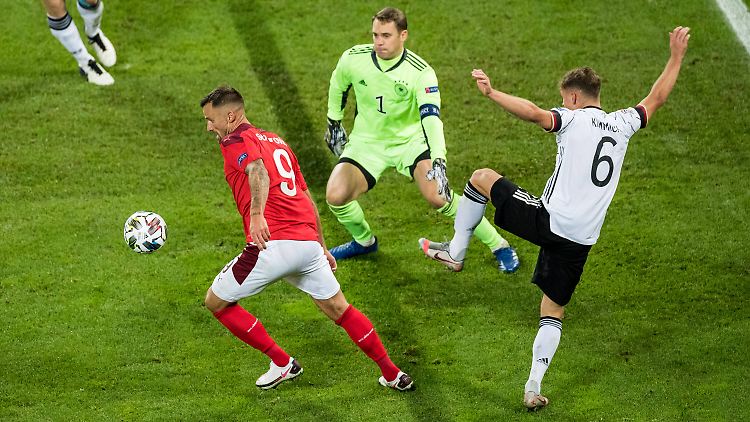 Auch Torwart Manuel Neuer zeigte Hochs und Tiefs im Spiel gegen die Schweiz.