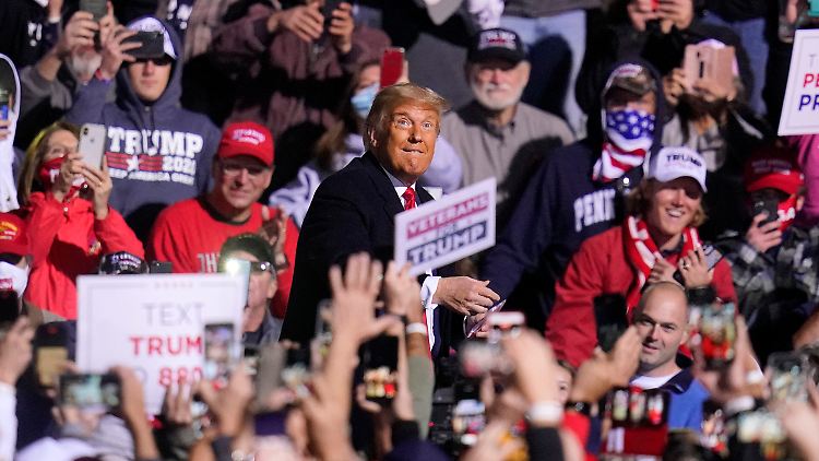 Trump verkündet seinen Anhängern, was Wissenschaftler bislang nicht bestätigen konnten: Eine überstandene Corona-Infektion mache lebenslang immun.