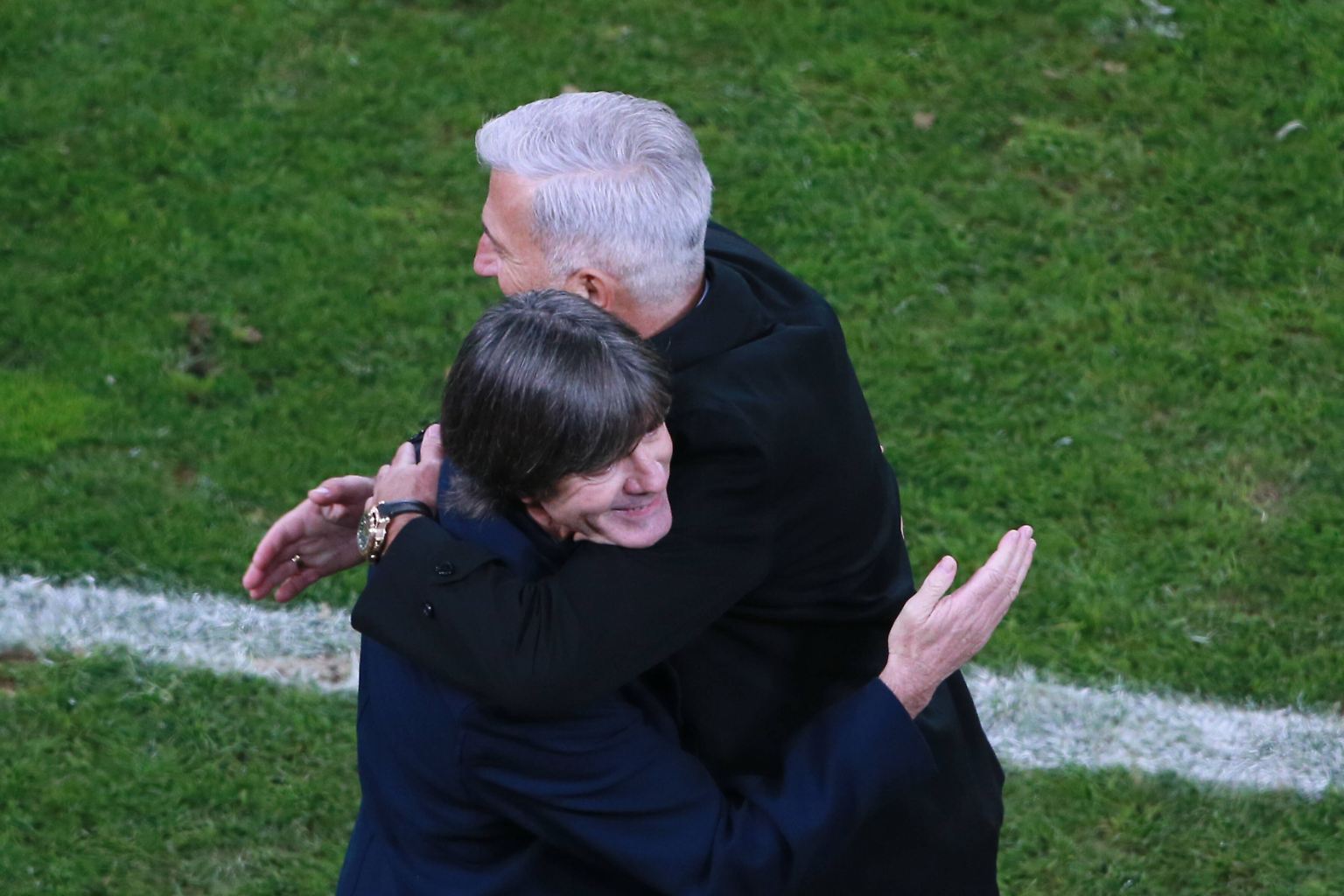 Joachim Löw umarmte kurz sein Gegenüber Vladimir Petkovic und lächelte, doch wirklich zufrieden konnte er nicht sein: ...
