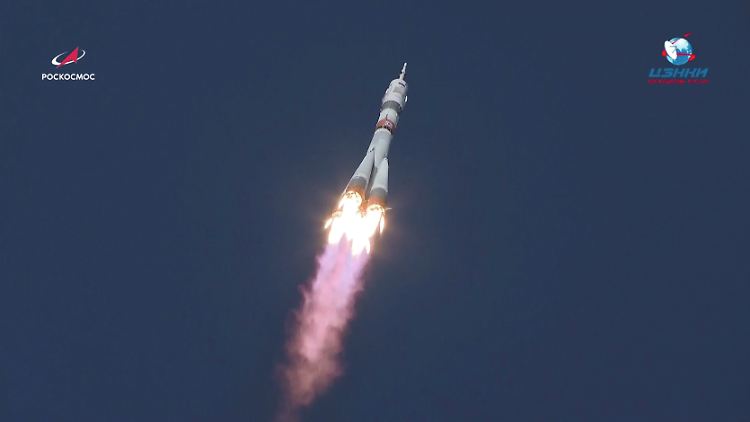 Zwei Kosmonauten und eine US-Astronautin sind in Rekordzeit zur ISS geflogen.