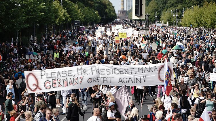 Auf der Corona-Demo in Berlin am 29. August waren mehrere Symbole des "QAnon"-Verschwörungskultes zu sehen.