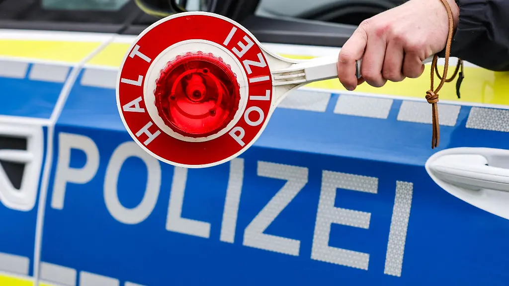 Die-Polizei-kontrollierte-einen-Lebensmitteltransporter