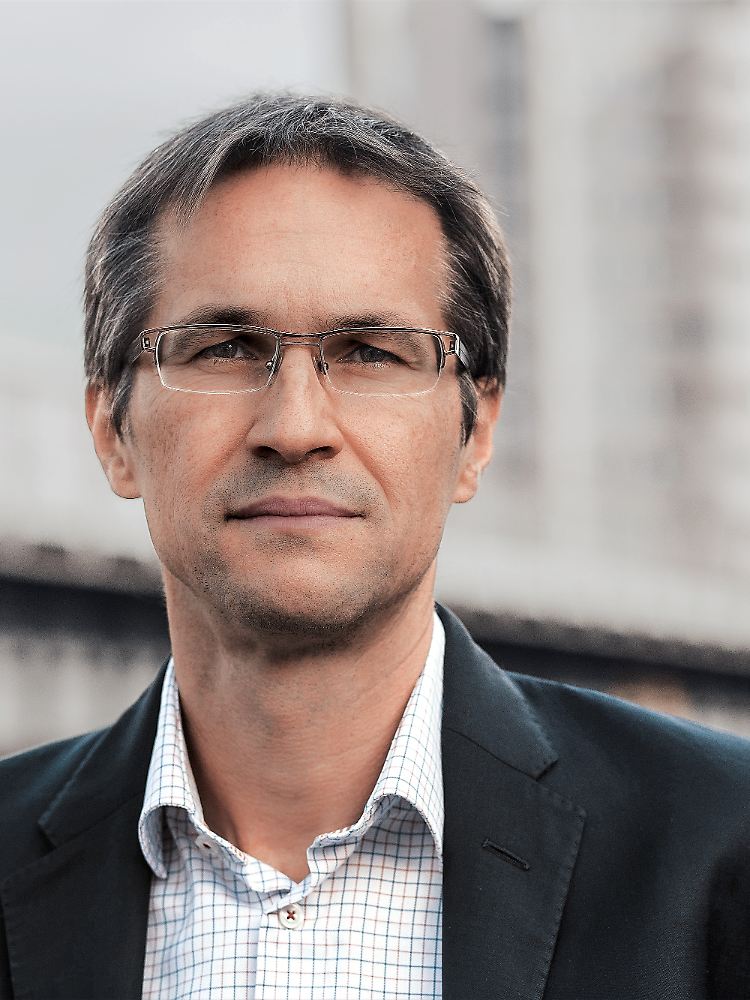 Gerald Knaus ist Gründungsdirektor der Denkfabrik European Stability Initiative. Der studierte Philosoph, Politik- und Wirtschaftswissenschaftler hat u.a. für die UN im Kosovo gearbeitet und war fünf Jahre lang Associate Fellow an der Harvard Kennedy School of Governance. Bekannt geworden ist Knaus als Migrationsexperte und Autor des ersten Vorschlags zur Bewältigung der Flüchtlingskrise 2015.