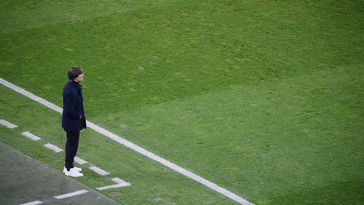 Erreicht er noch seine Mannschaft und hat er noch frische Spielideen? Joachim Löw steht in der Kritik.