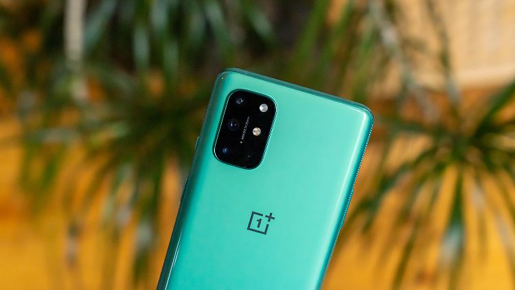 Das OnePlus 8T in Aquamaringrün.