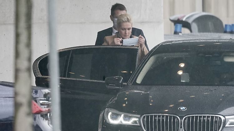 Manuela Schwesig, die das Beherbergungsverbot gerne behalten möchte, bei ihrer Ankunft am Kanzleramt.