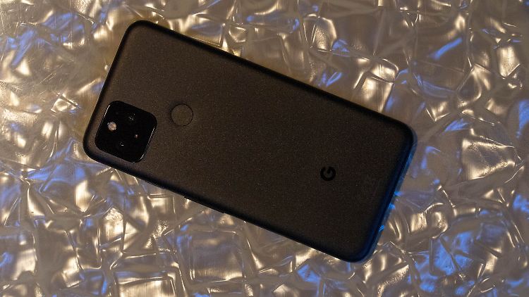 Das Google Pixel 5 hat ein griffiges und stabiles Aluminiumgehäuse.