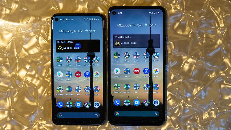 0,2 Zoll machen einen großen Unterschied: Das Pixel 4a links neben dem Pixel 5, dessen Display 6 Zoll misst.