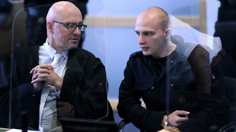 Der Angeklagte Stephan Balliet (r.) hat die Taten bereits gestanden.