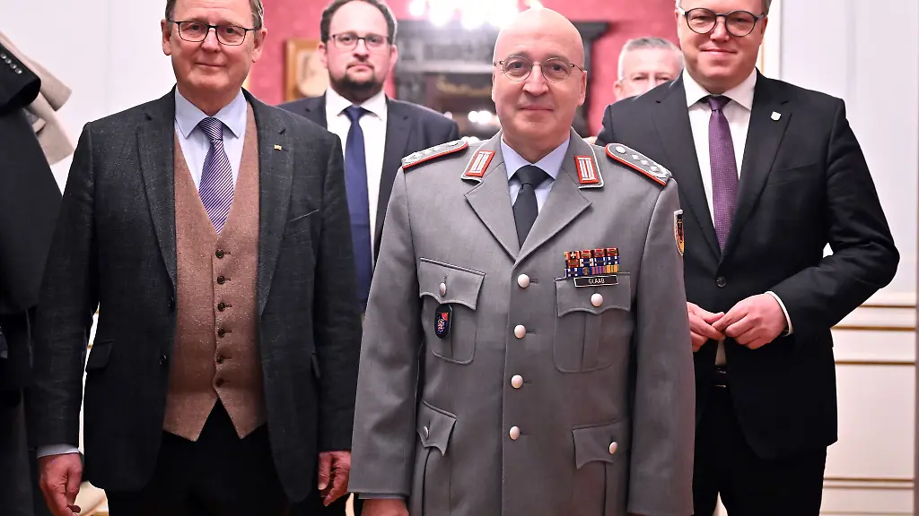Bodo-Ramelow-mit-militaerischen-Ehren-als-Ministerpraesident-verabschiedet