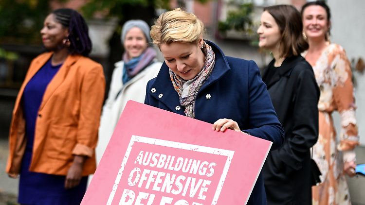 Bundesjugendministerin Giffey will mit der Mini-Serie für den Pflegeberuf werben.
