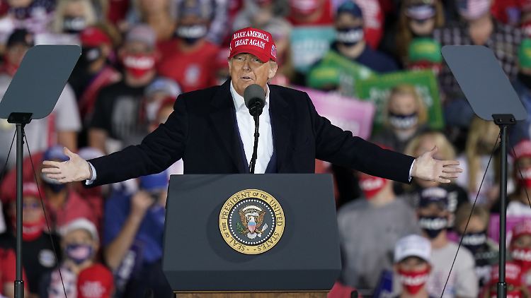Bei einem Wahlkampfauftritt kritisiert US-Präsident Trump Twitter und Facebook massiv für die Einschränkung des umstrittenen Biden-Beitrags. 