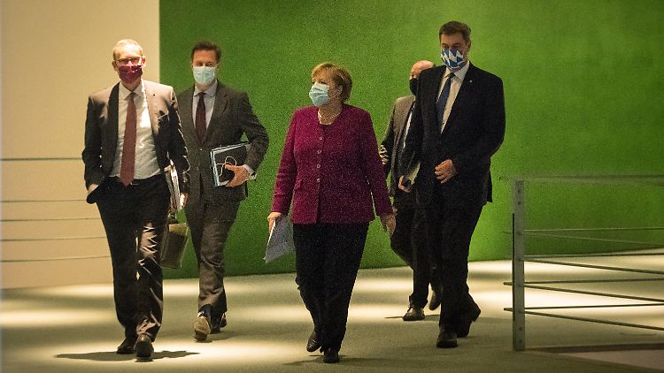 Angela Merkel und einige Ministerpräsidenten auf dem Weg zur Pressekonferenz nach der letzten Corona-Runde im Bundeskanzleramt.