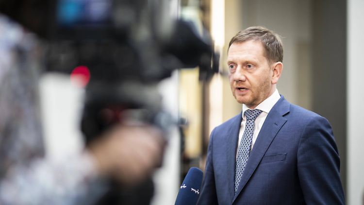 "Wir werden dieses Beherbergungsverbot aufheben", kündigt Sachsens Ministerpräsident Michael Kretschmer an.