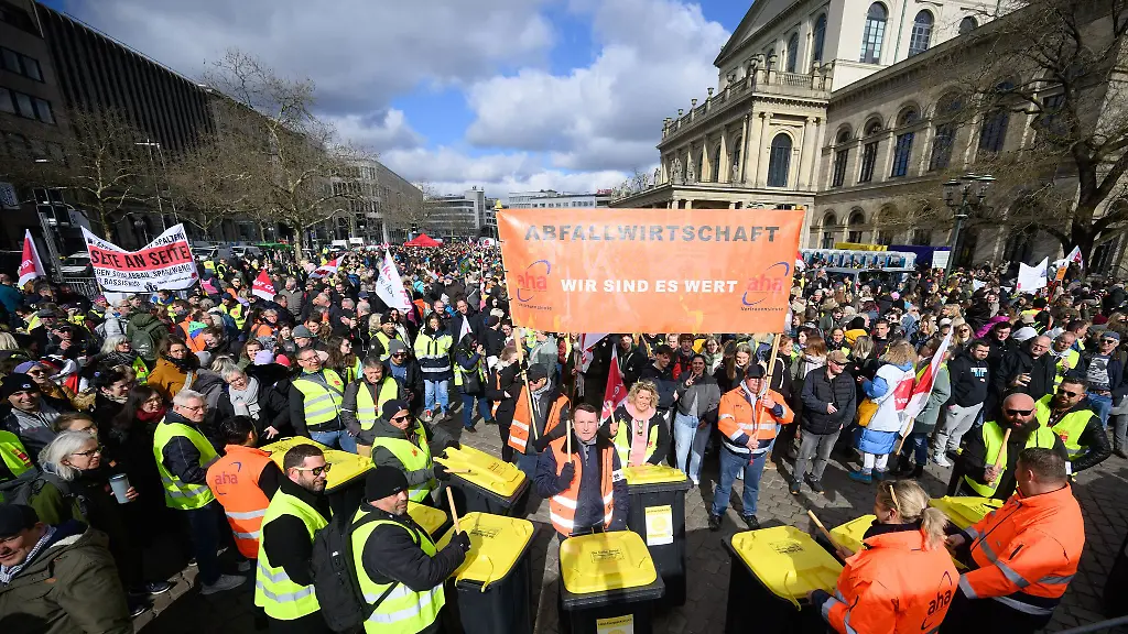 Neuer-Warnstreik-in-Niedersachsen-Vielerorts-steht-der-oeffentliche-Nahverkehr-still-auch-Kitas-oder-die-Muellabfuhr-sind-betroffen