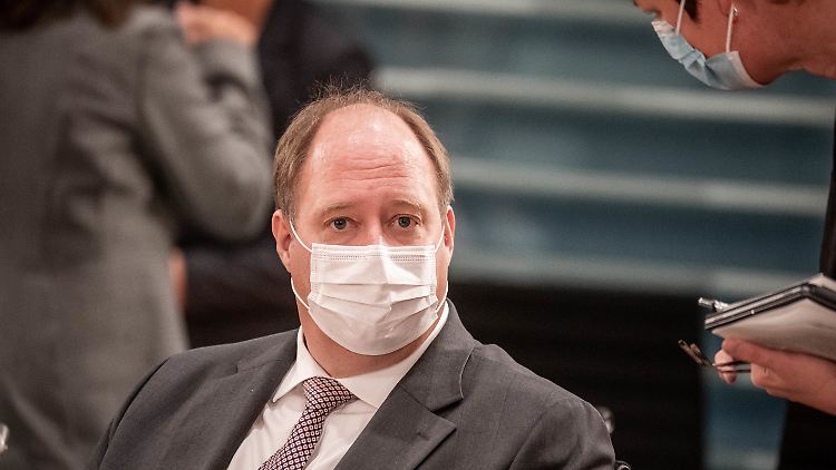 "Wir müssen im Grunde genommen alle mehr machen und vorsichtiger sein als das, was die Ministerpräsidenten gestern beschlossen haben", forderte Braun.