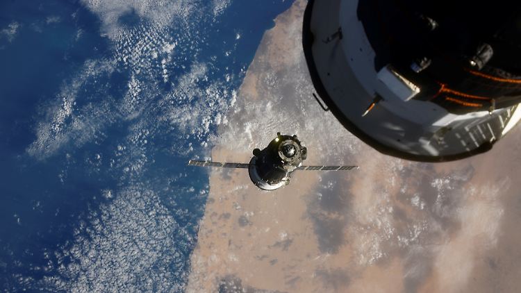 Die ISS schwebt etwa 400 Kilometer über der Erde.